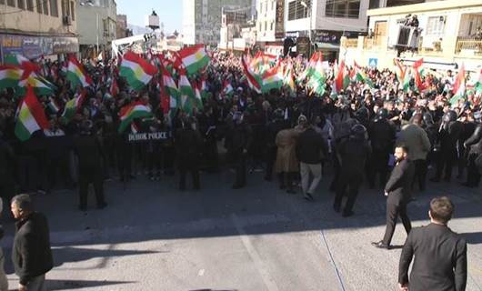 تظاهر مئات المواطنين في دهوك تنديداً بالهجمات الإيرانية على أربيل