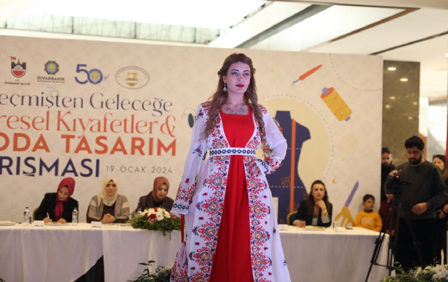 Li Amedê defîleya cilên gelêrî hat lidarxistin / Wêne: Şaredariya Amedê