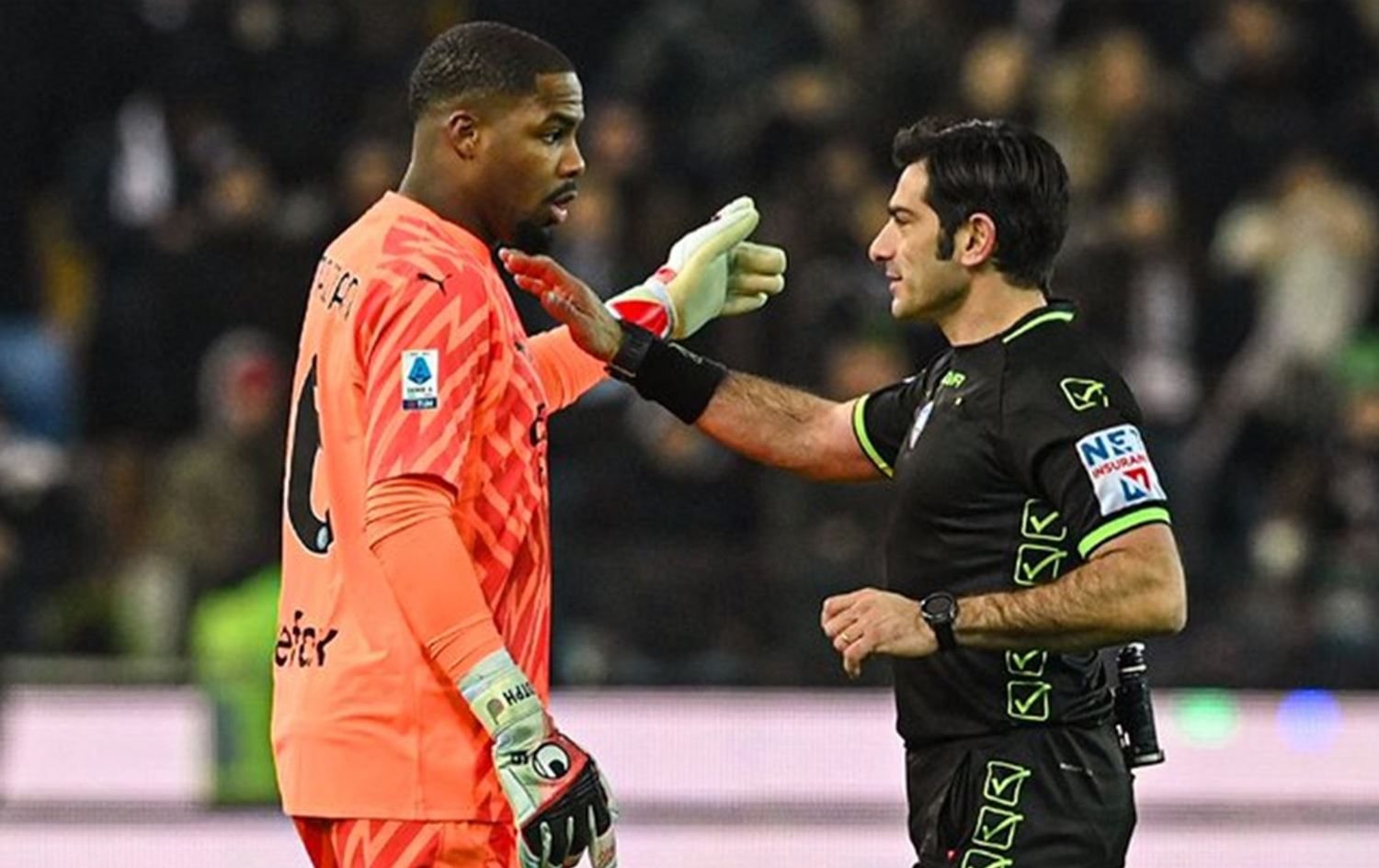 Foto: Milan kalecisi Mike Maignan kaleci ile konuşuyor