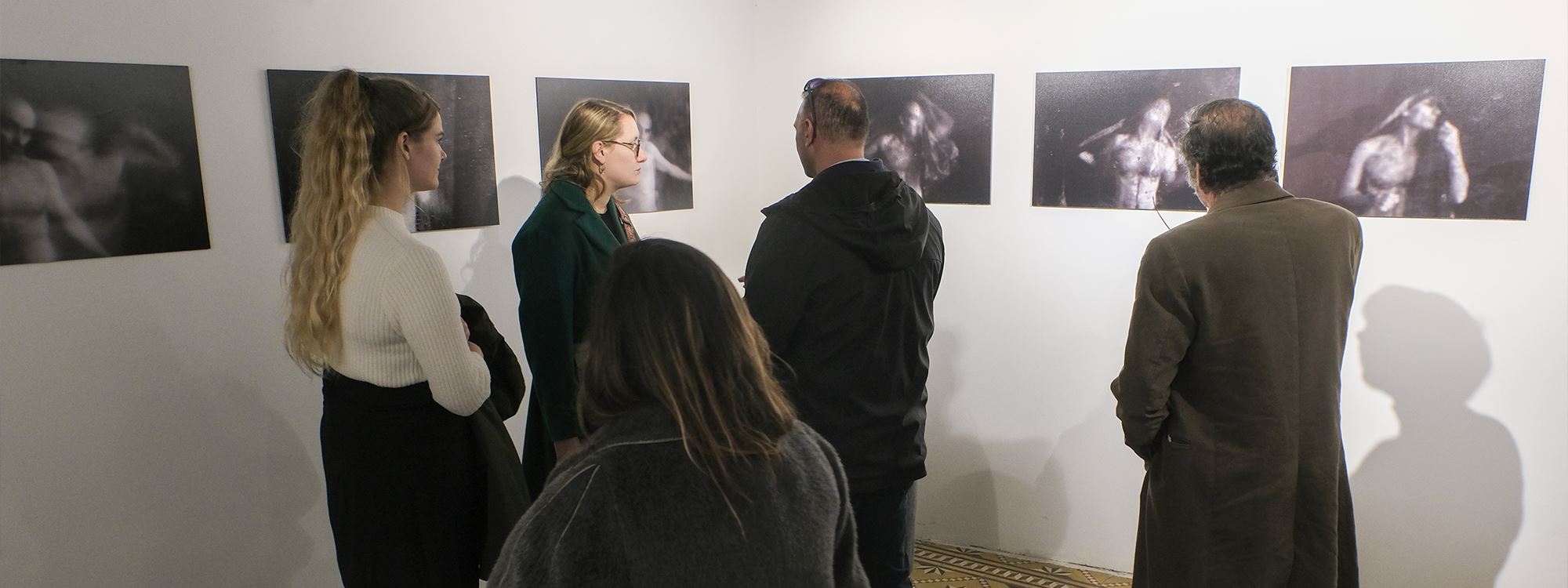 تارمایی؛ پێشانگەی فۆتۆی رەش و سپی، تڵخ، شێواو و جوڵاو لە هەولێر