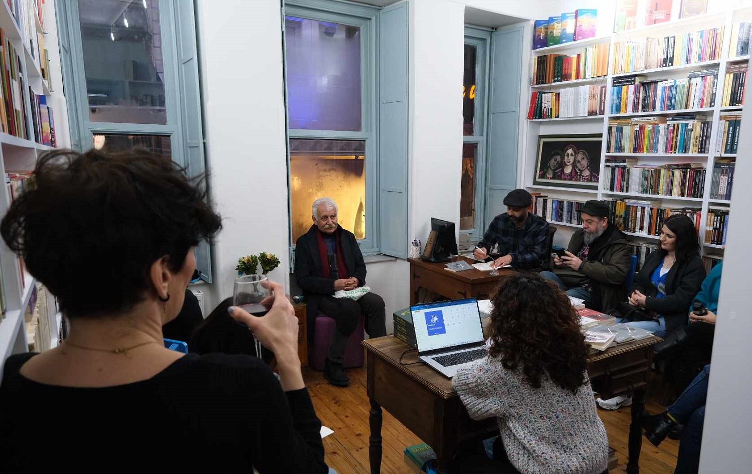 Helbestkarê Kurd Çayan Okuduci li Stenbolê pirtûka xwe ya nû îmze kir / Wêne: Qesîm Etmanekî 