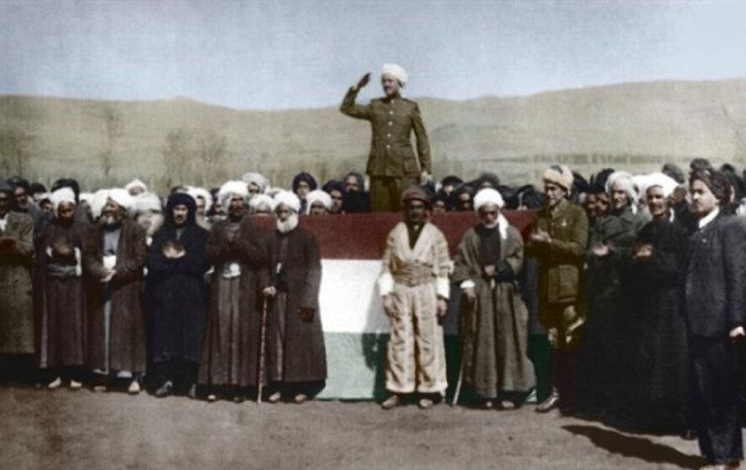 Komara Kurdistanê 22yê Kanûna Paşîna1946an li Meydana Çarçirayê ya Mehabadê bi serokatiya Pêşewa Qazî Mihemed hat ragihandin / Wêne: Arşîv