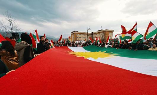 Soran'daki gösteride halk Kürdistan bayrağı taşıdı. / Foto: Endam Cebar  / Rûdaw