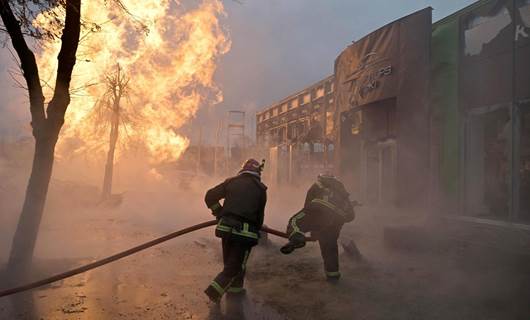 وێنەیەکی ئەرشیڤیی ساتی کوژاندنەوەی ئاگری باڵەخانەیەک لە کیێڤ کە بەهۆی بۆردوومانی رووسیا گڕیگرتبوو، وێنە: AFP / GENYA SAVILOV