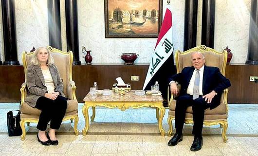 لقاء سابق بين وزير الخارجية العراقي فؤاد حسين والسفيرة الأميركية ألينا رومانوسكي