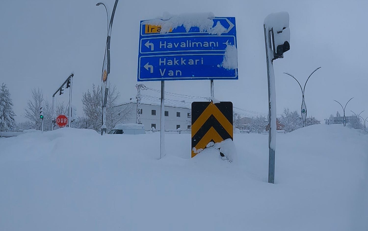 Heavy snowfall blankets southeastern Turkey, cutting off villages