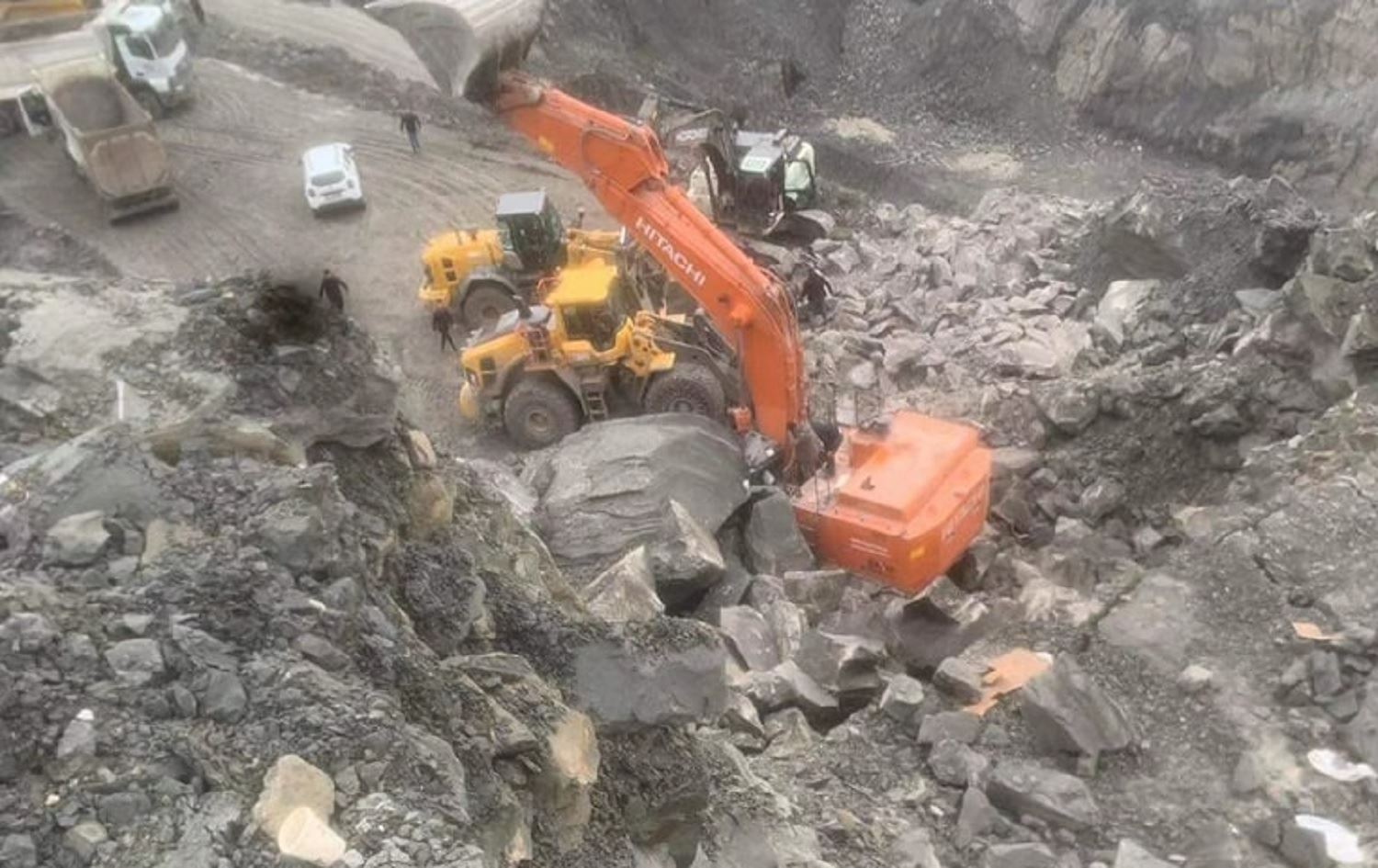 Li madena komirê bi ser makîneya kar de zinar hilweşiya / Wêne: Medyaya civakî