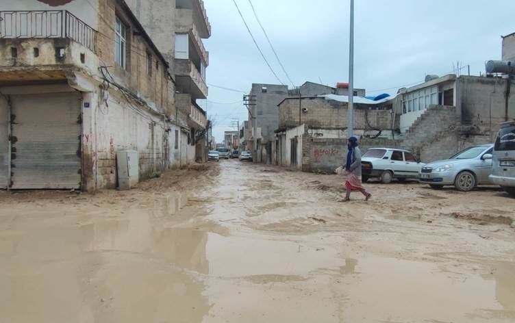 Suruç’ta vatandaşlar çamurla kaplanan yollarının yapılmasını istiyor