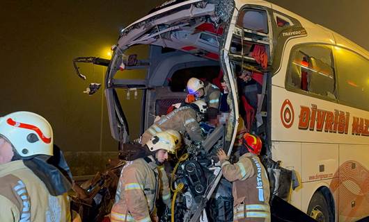 Yolcu otobüsüyle TIR çarpıştı: 1’i ağır 19 kişi yaralandı