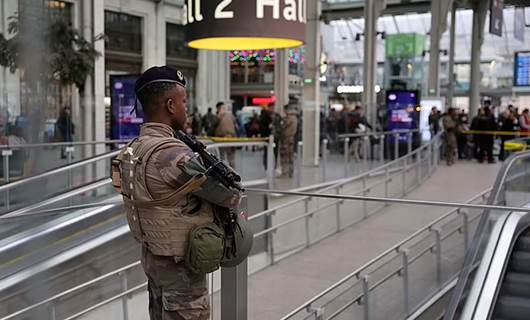 Paris'teki bir tren istasyonunda bıçaklı saldırı!