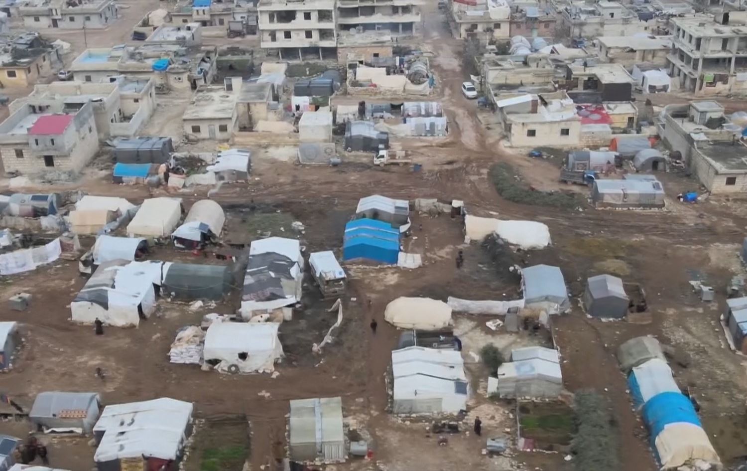 Efrîn: Salek di ser erdhejê re derbas dibe lê xelk hîn jî di konên riziyayî de dimîne