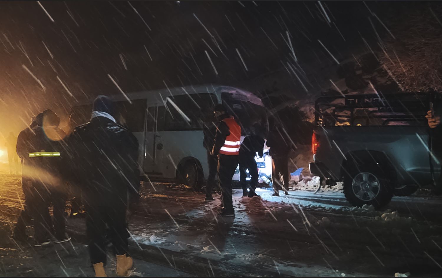 Heavy snowfall traps tourists on top of Erbil mountain