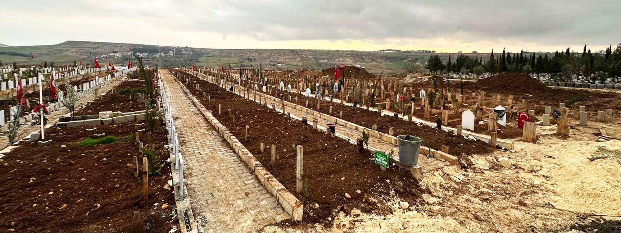 SEMSÛR – Di salvegera erdhejên 6ê Sibatê de xelk berê xwe dide goristanan