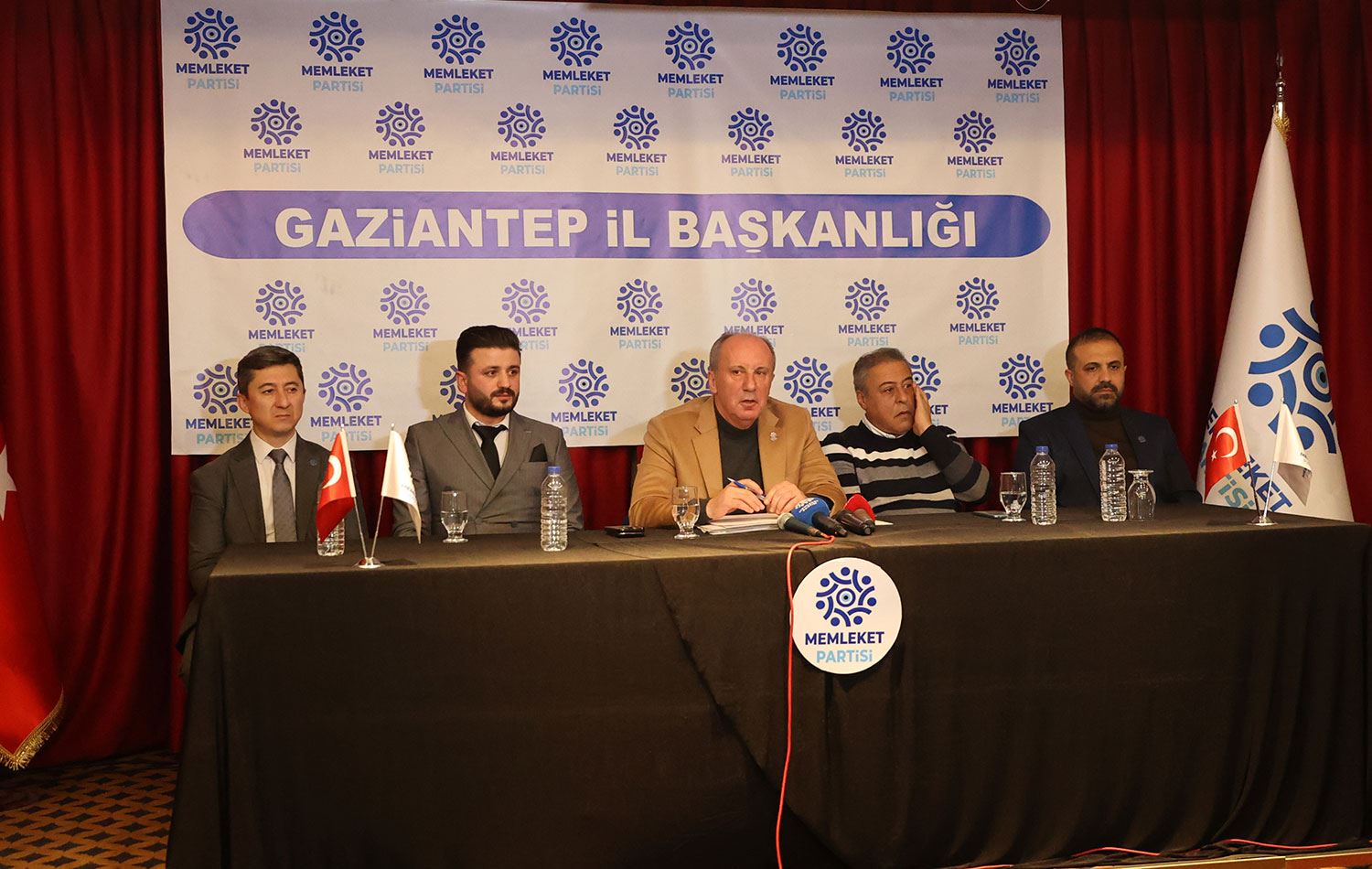 Memleket Partisi Genel Başkanı Muharrem İnce (ortada) / AA