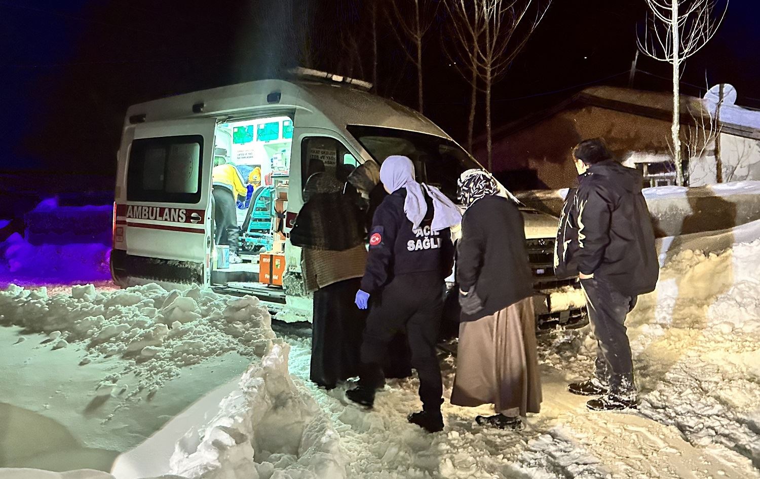 Tîmên tenduristiyê dayîk û zarok veguhastin Nexweşxaneya Bêgirê ya Dewletê / Wêne: AA