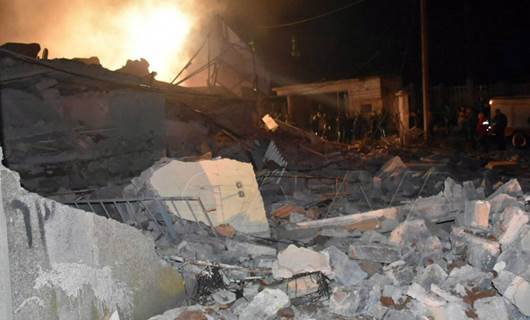 عناصر إغاثة يبحثون بين أنقاض مبنى منهار - الصورة.. وكالة الانباء السورية الرسمية