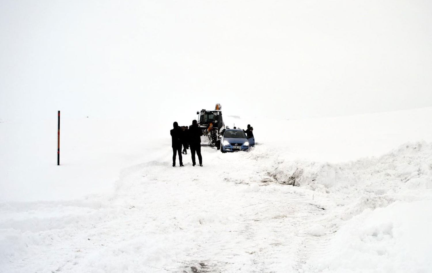 Yolda mahsur kalan bir araç kurtarıldı. / AA