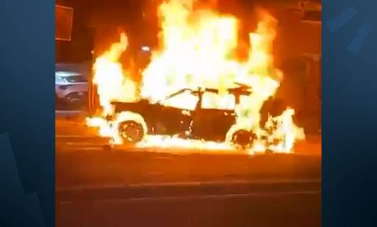 سيارة محترقة إثر ما قال مواطنون إنه استهداف بمسيّرة