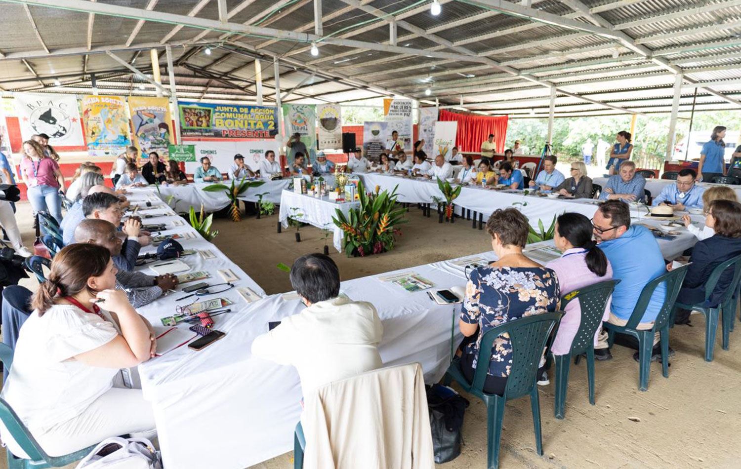 BM Güvenlik Konseyi üyeleri, 2016 yılında Kolombiya hükümetiyle barış anlaşması imzalayan FARC'ın eski üyeleriyle Florencia yakınlarındaki Agua Bonita'da dün bir toplantı yaptı. / AFP