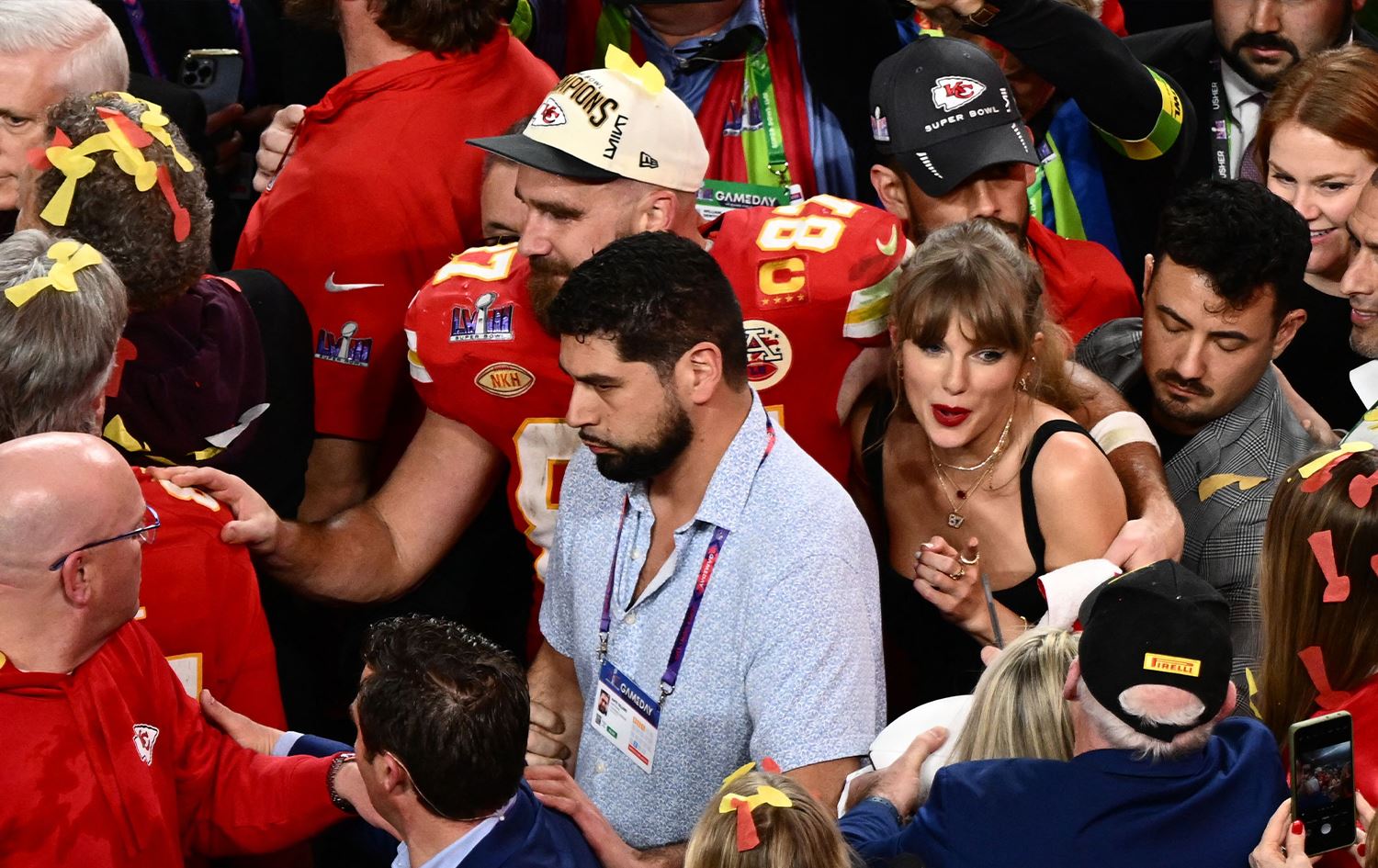 تەیلەر سویفت، لەگەڵ خۆشەویستەکەی تراڤس کێڵس لە سوپەر بۆڵ. وێنە؛ AFP