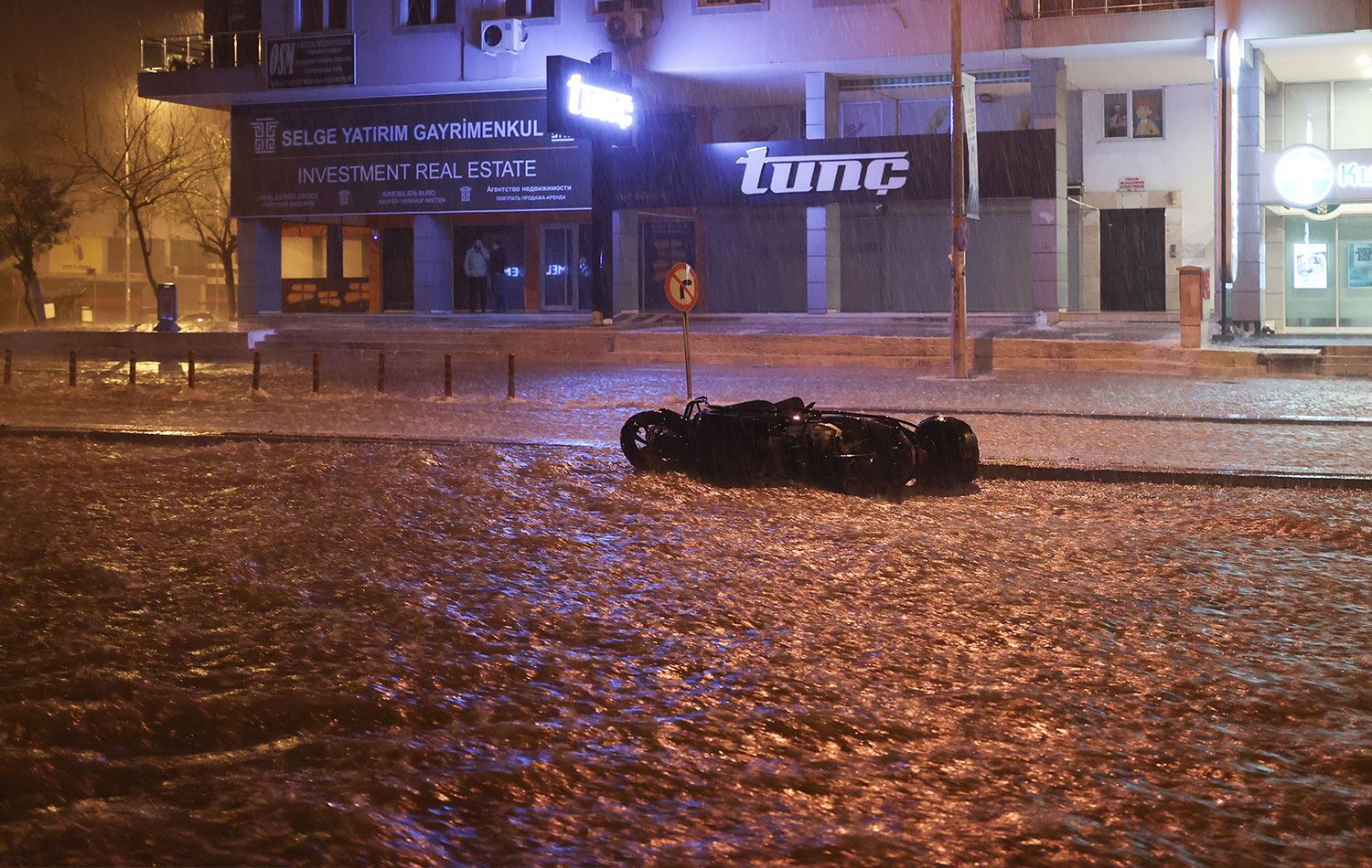Antalya kent merkezinde şiddetli yağış görüldü / AA