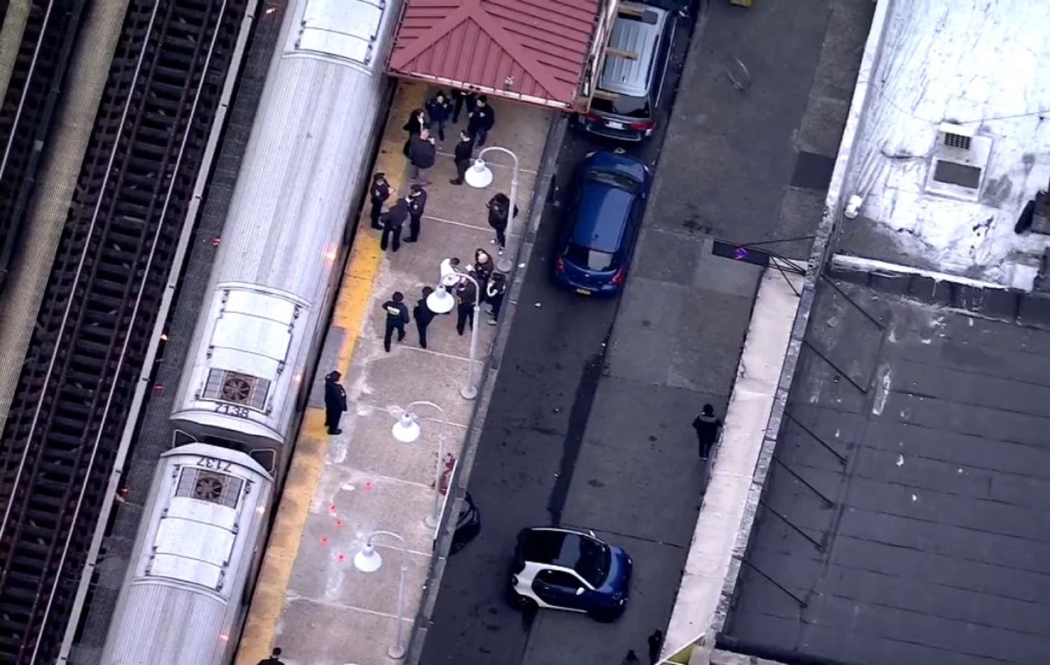 تیمە فریاگوزارییەکان بە شێوەیەکی بەرفراوان لە وێستگەی میترۆی ماونت ئەیدن ئەڤنو بڵاوکرانەوە