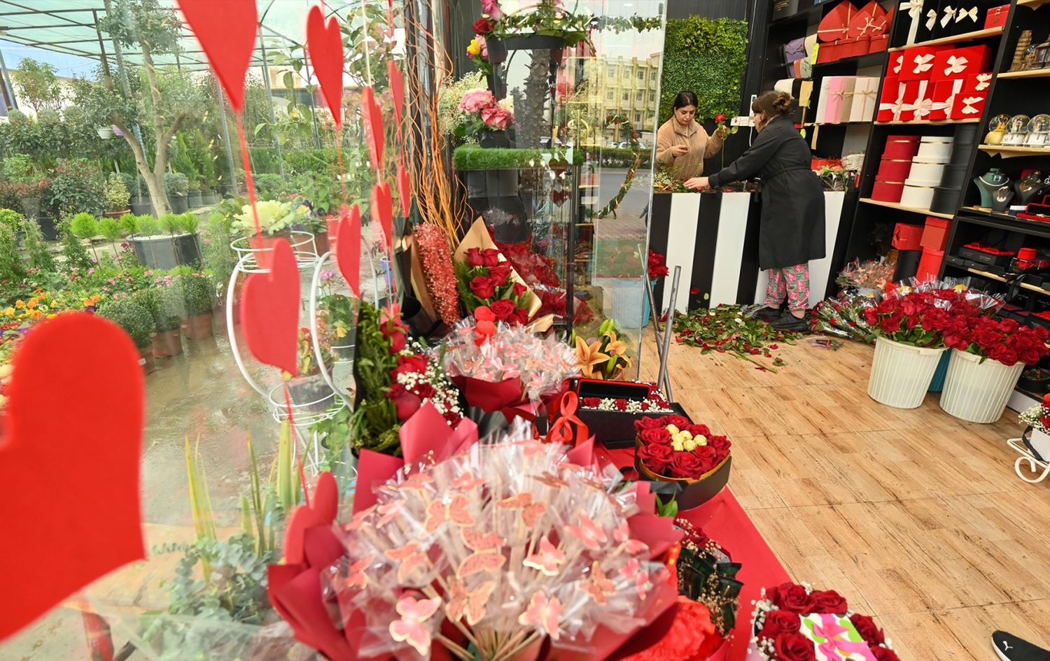 ڤالانتاین نزیکە و بازرگانێکی گوڵ دەڵێت 60%ـی بازاڕیان نەماوە