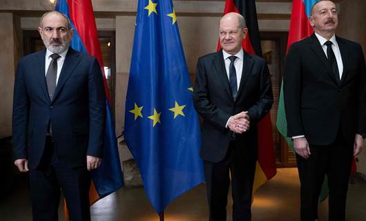 Almanya Başbakanı Olaf Scholz (ortafda), Münih Güvenlik Konferansı'nda Azerbaycan Cumhurbaşkanı İlham Aliyev (sağda) ve Ermenistan Başbakanı Nikol Paşinyan (solda) ile bir araya geldi. / AFP 