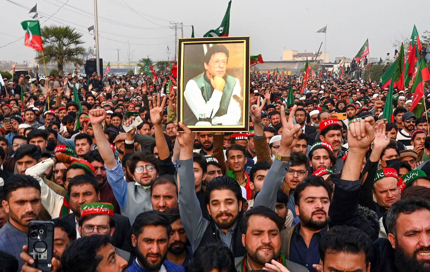 Pakistan'da kitlesel gösteriler yapılıyor / AFP