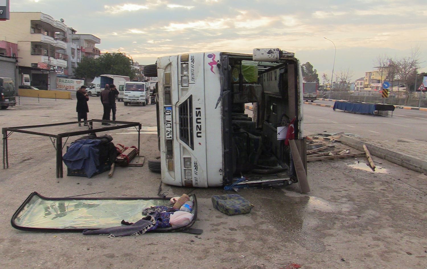 Li Edenê mîdîbusa karkeran qulibî/Wêne: AA
