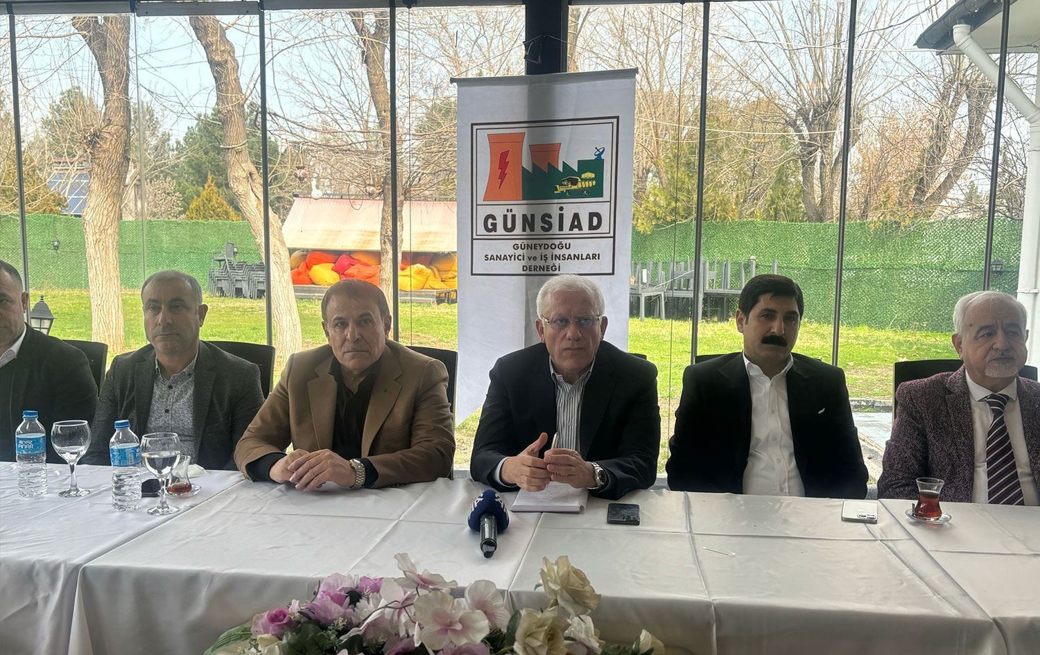 Serokê GUNSIADê Şah Îsmaîl Bedirhanoglu li Amedê li gel xebatkarên medyayê civiya / Wêne: Amida Haber