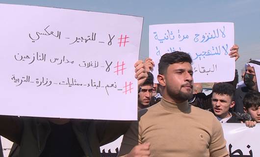 محتجون في أربيل على قرار إغلاق ممثليات التربية العراقية - (رووداو)