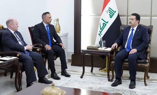 رئيس الوزراء العراقي خلال استقباله السيناتور الأميركي كريستوفر كونز