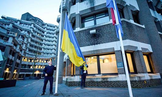 رفع العلم الأوكراني إلى جانب العلم الهولندي أمام البرلمان الهولندي/ AFP