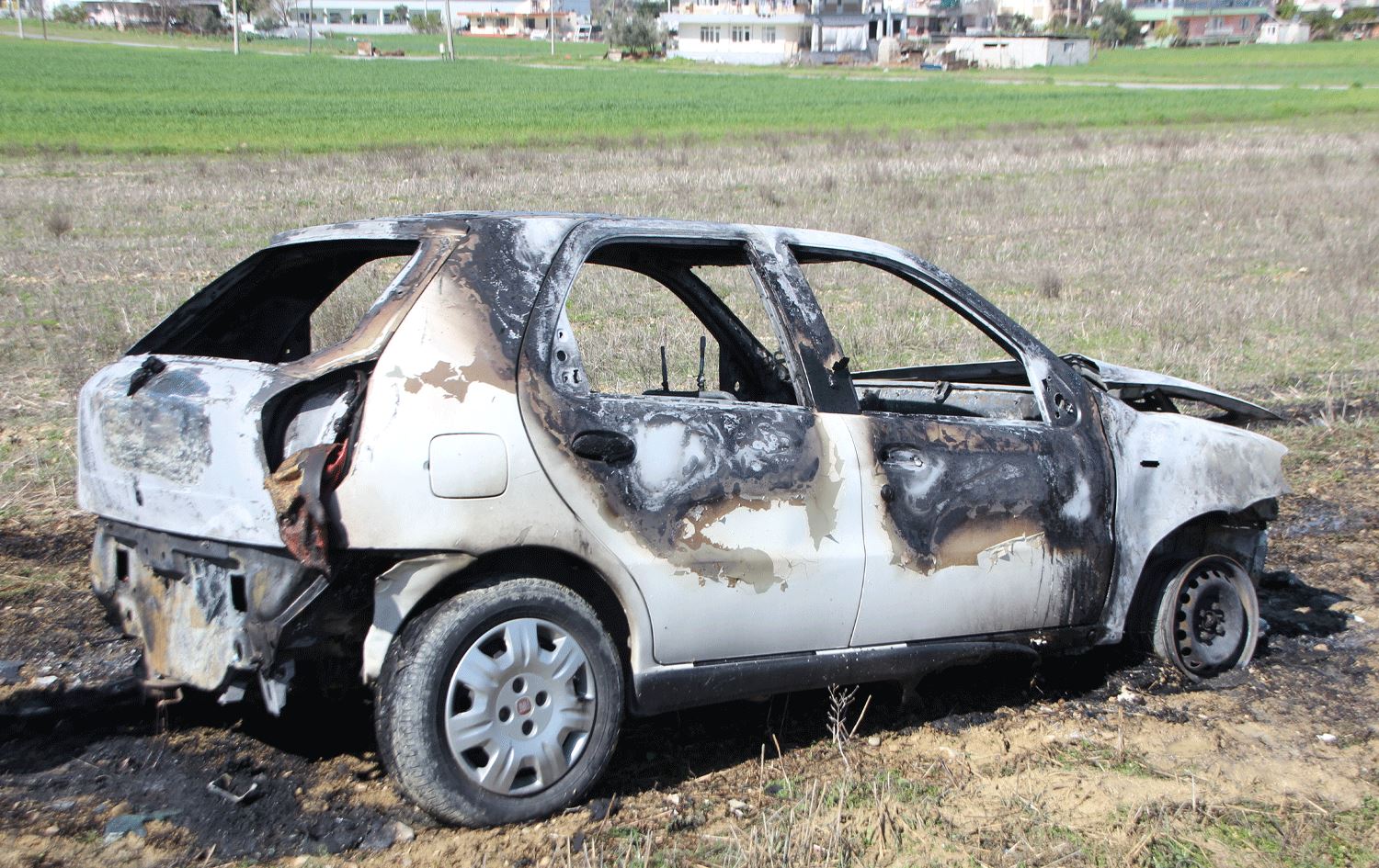 Otomobîla ku hatiye şewitandin / Wêne: AA