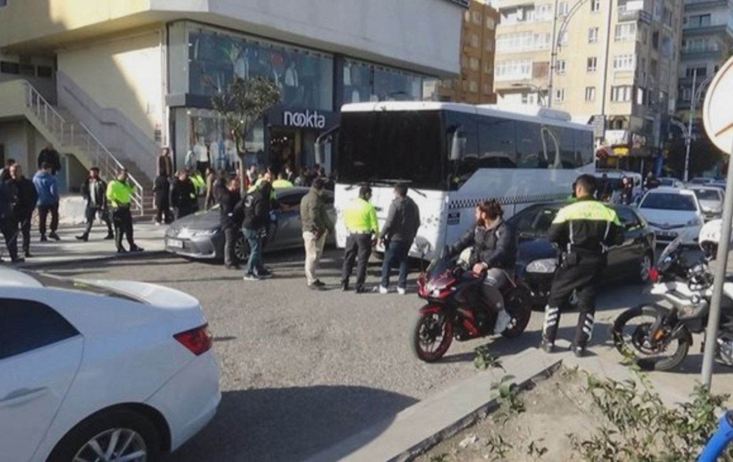 Midîbûsa hêzên ewlehiyê li zarokekê û meta wê da