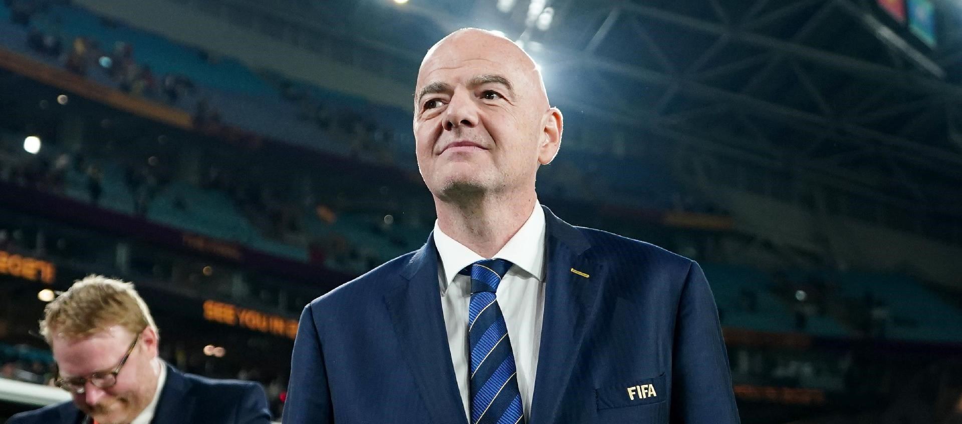 سەرۆکی فیفا کارتی سوور بە کارتی شین دەدات