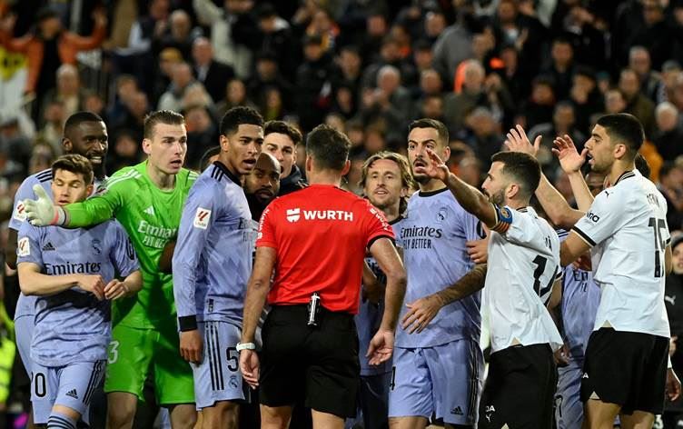 İspanya La Liga'da Valencia ile Real Madrid 2-2 berabere kalırken maç sonu ortalık karıştı