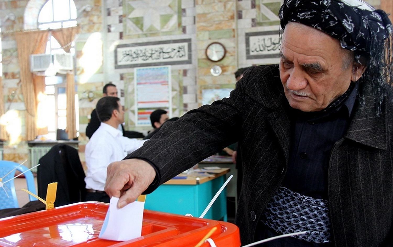  Di parlamentoyê de çend kursiyên Kurdan hene?