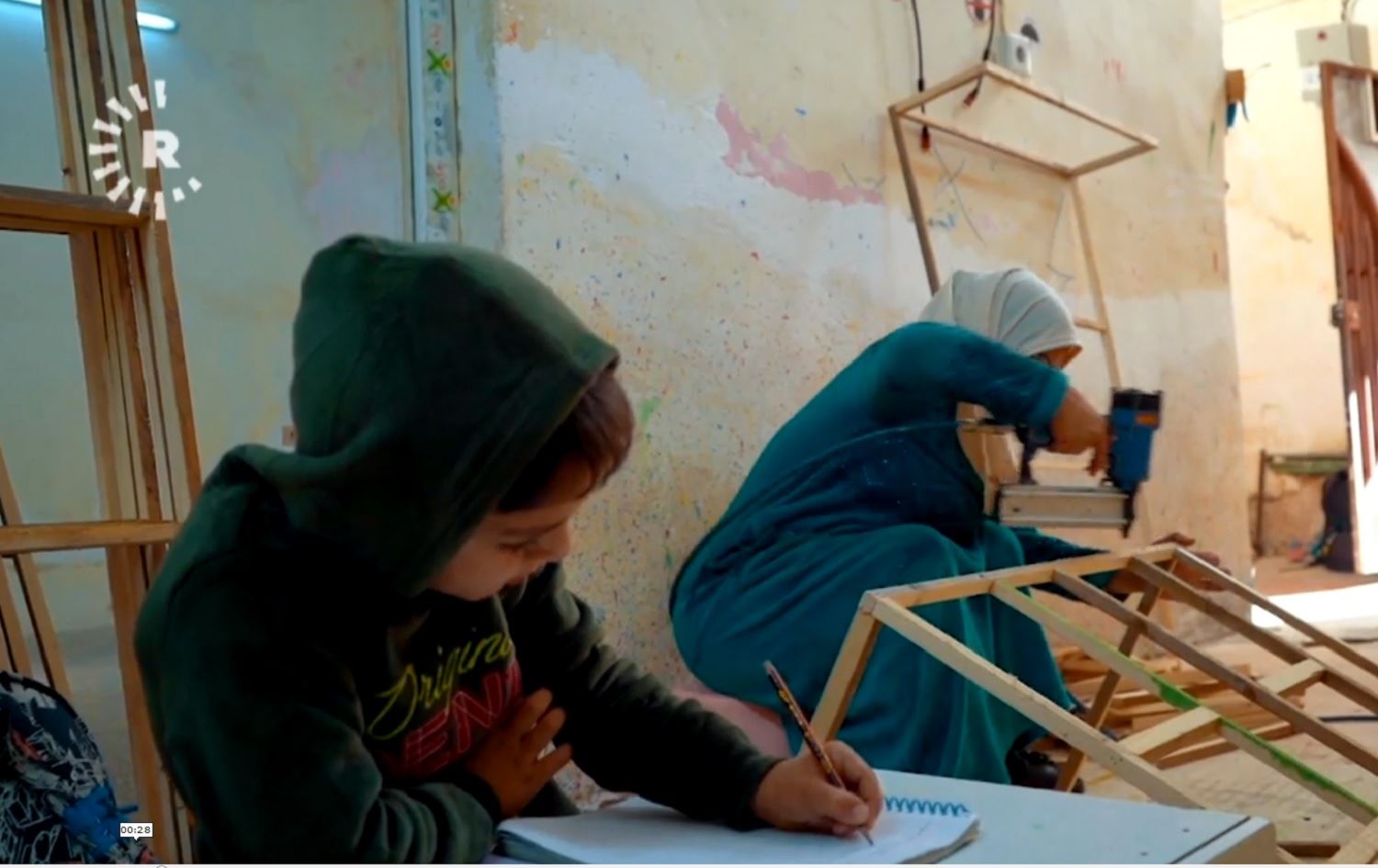 Jinek bi çêkirina qefesan zarokên xwe xwedî dike