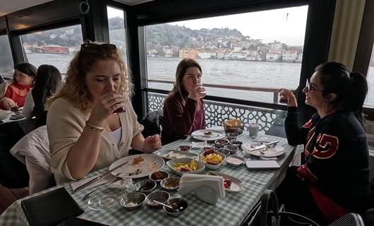 İstanbul Boğazı’nda tekne turu eşliğinde müzikli kahvaltı