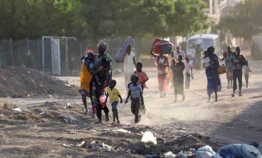 سودانيون يفرون من شدة الحرب