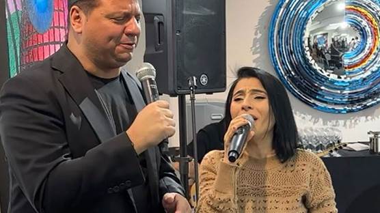 Etkinlikte şarkı söyleyen Kubat ve Rojda / Sosyal medya