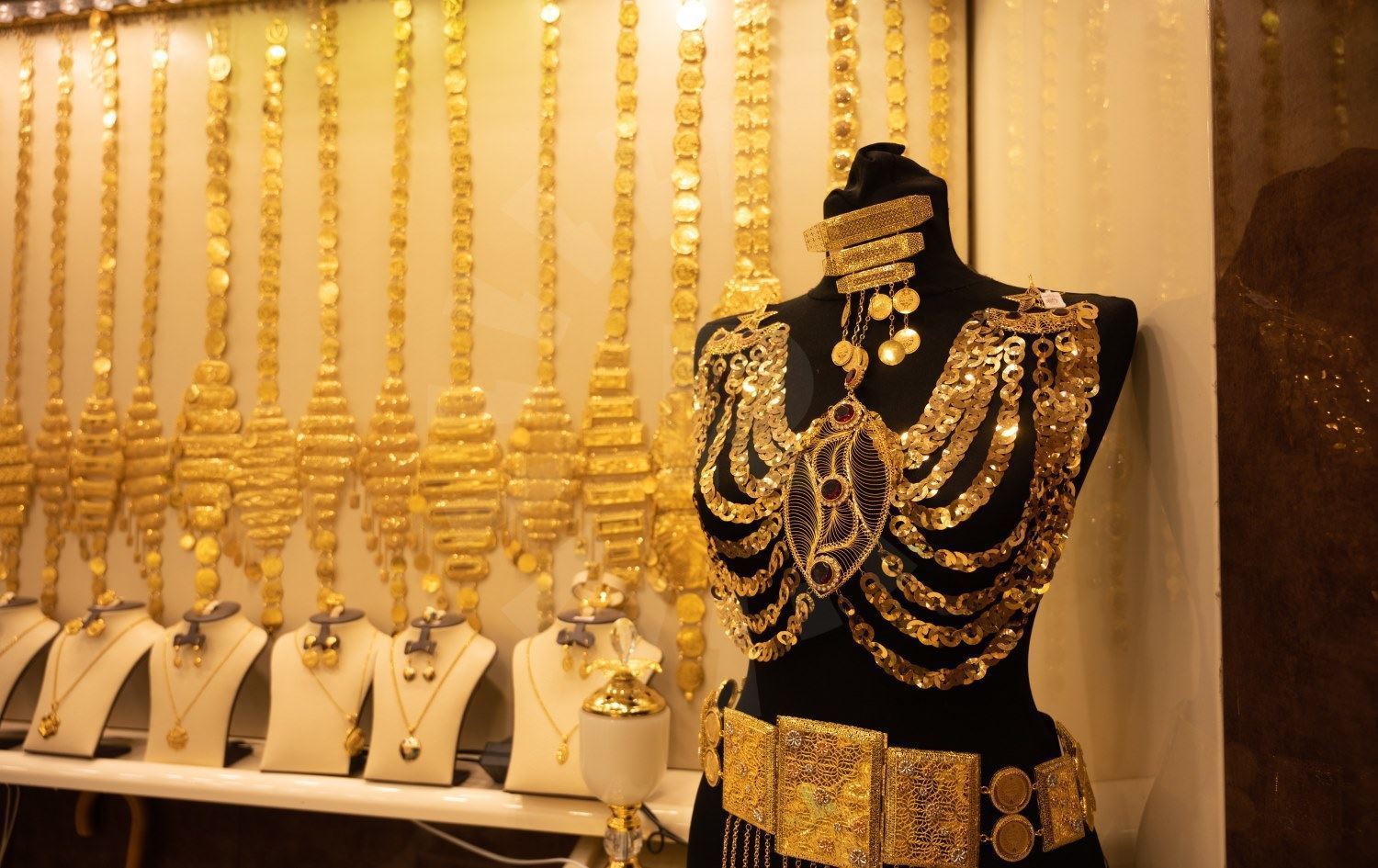 نرخی زێڕ بەرزتربووەوە و ژمارەیەکی پێوانەیی نوێی تۆمار کرد