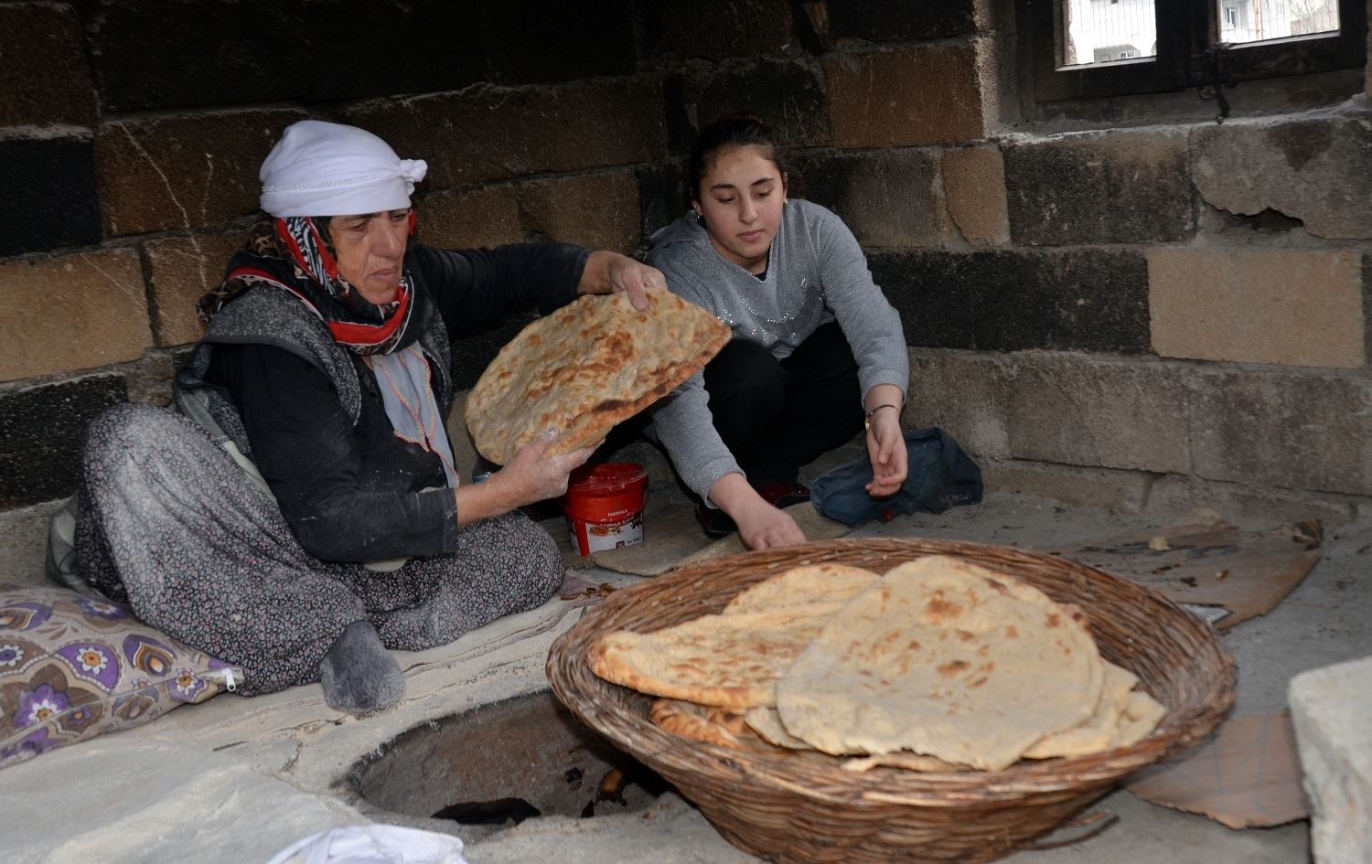 Jinên Mûşî ji bo Remezanê nanê tenûrê dipêjin