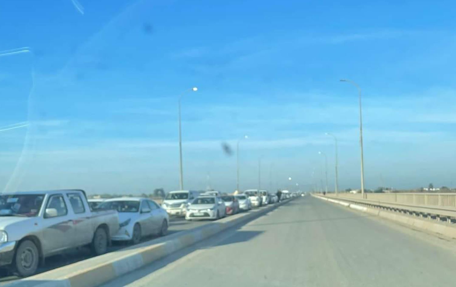 جسر في سامراء يواجه الانهيار بسبب تمركز سيطرة عسكرية عليه