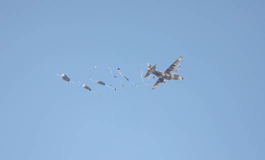 طائرة تنزل مساعدات على غزة - AA