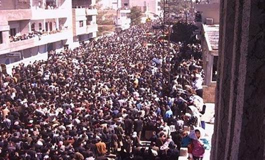 Foto: 12 Mart 2004’te Kamışlo kentinde başlayarak Rojava’nın diğer tüm kentlerine sıçrayan Suriye hükümetine karşı ayaklanmaya ait bir kare