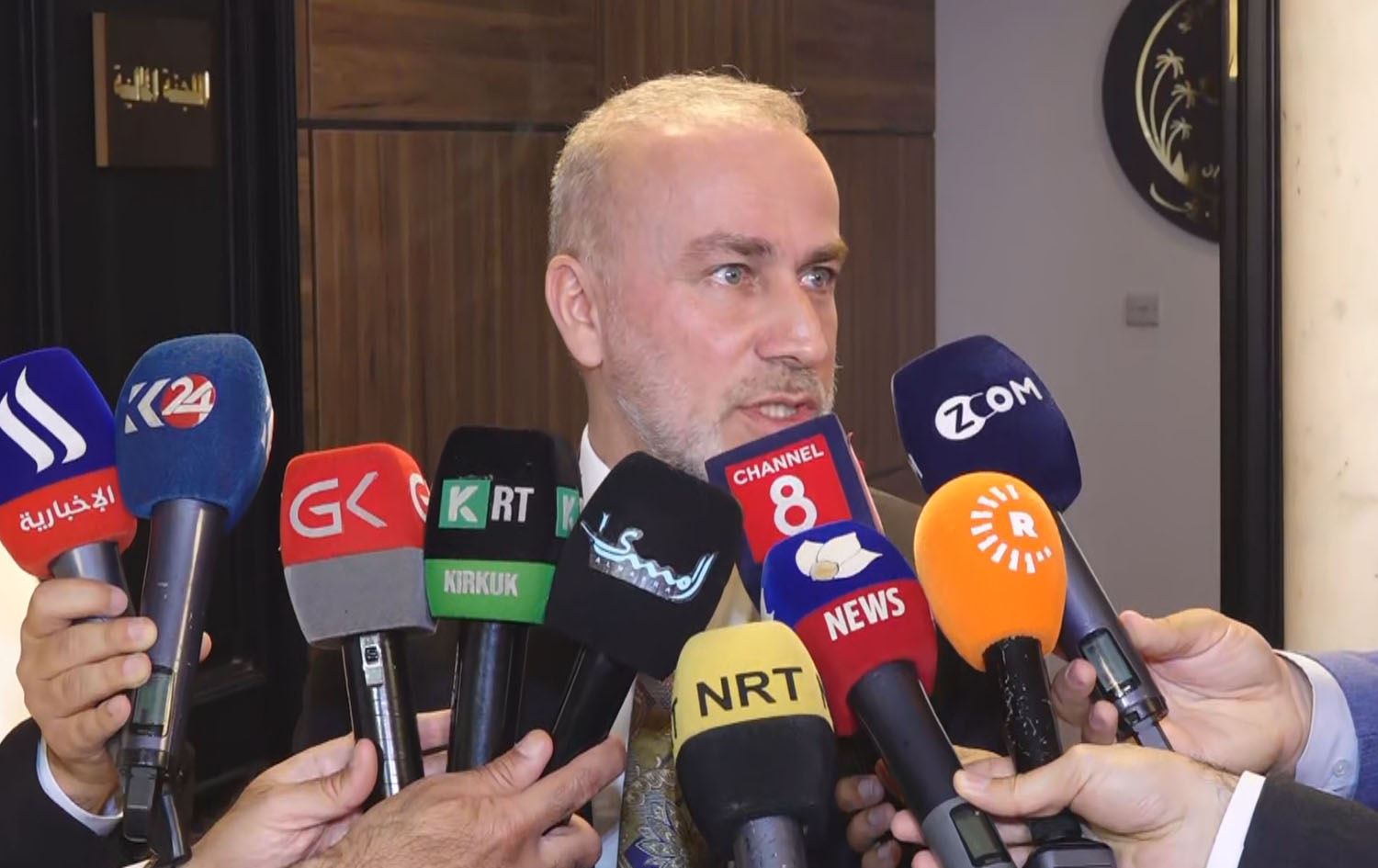 جەمال کۆچەر قسە بۆ رۆژنامەڤانان دەکات لەبارەی ناوەڕۆکی کۆبوونەوەکە 