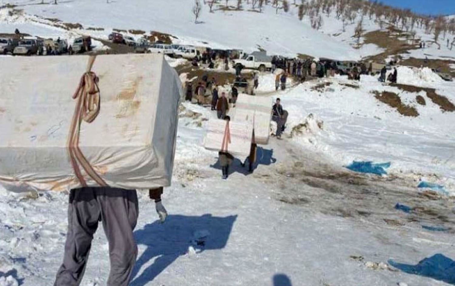 وێنەیەکی ئەرشیڤیی ژمارەیەک کۆڵبەر لەکاتی گواستنەوەی کەلوپەلدا 